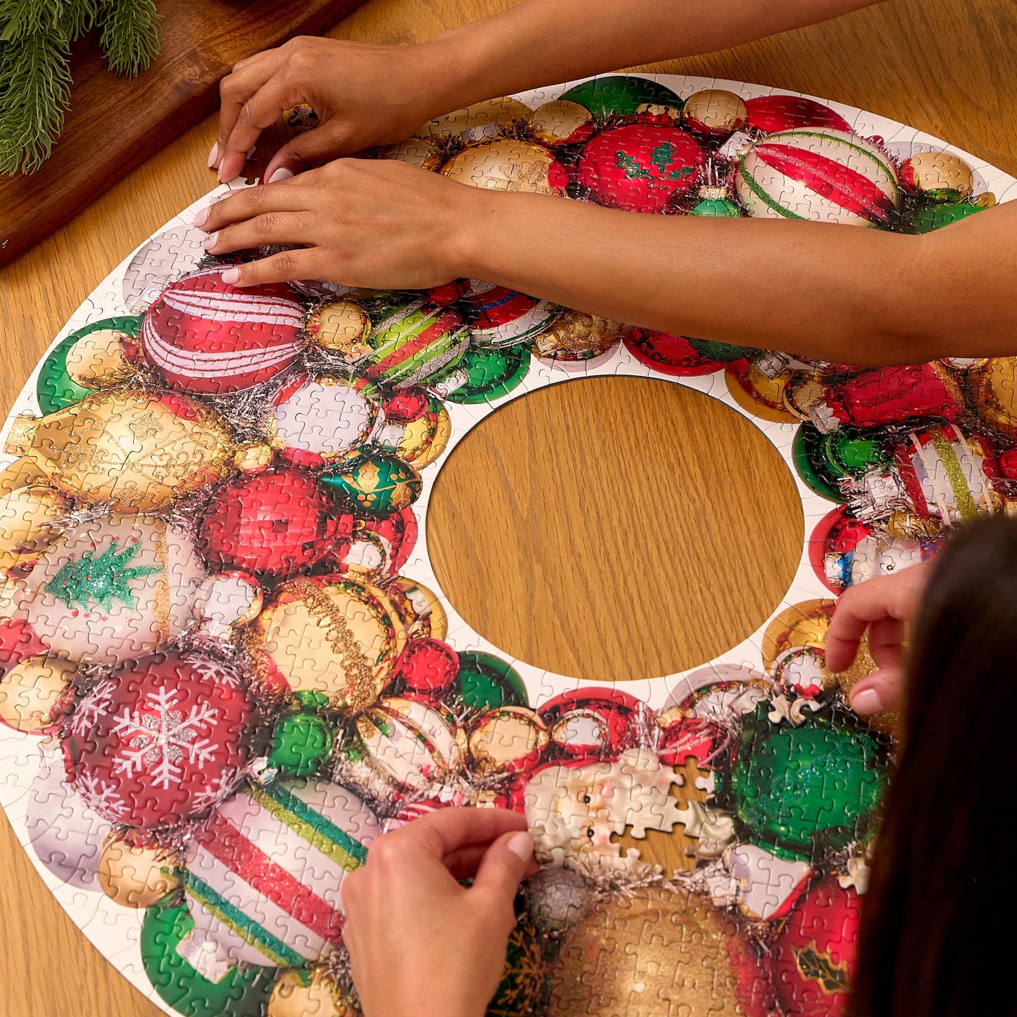 Holiday Ornament Wreath 1000 Piece Puzzle - World of Puzzle